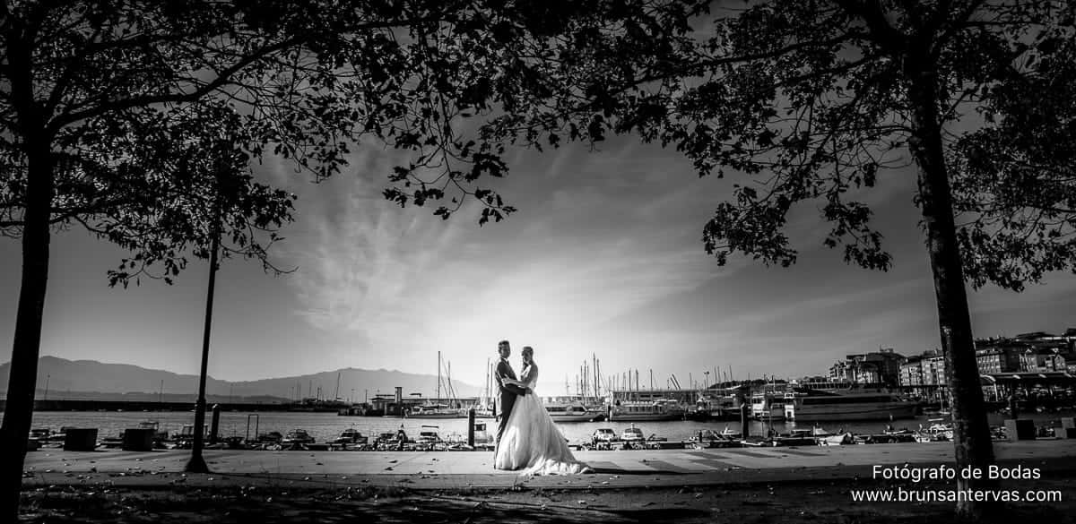 Los novios en el mar