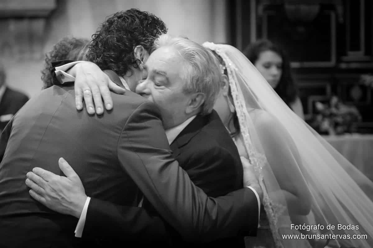 Los saludos a los novios una vez terminada la ceremonia.