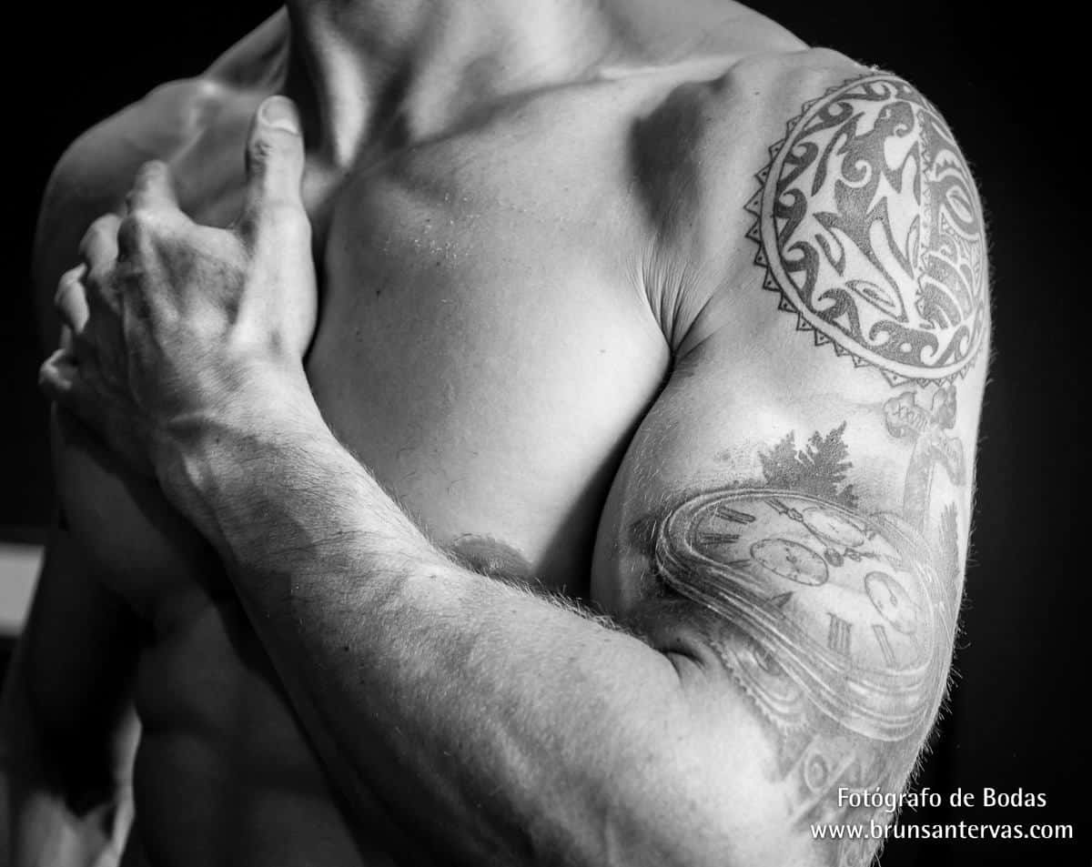 Los tatuajes del novio.