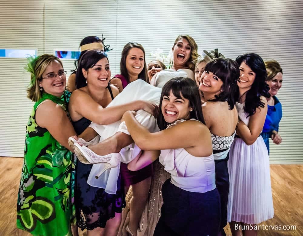 Manteando a la novia.