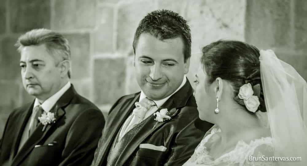 Miradas cómplices entre los novios.