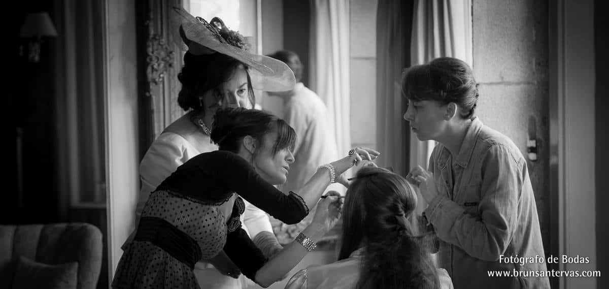 Momento de maquillaje de la novia.
