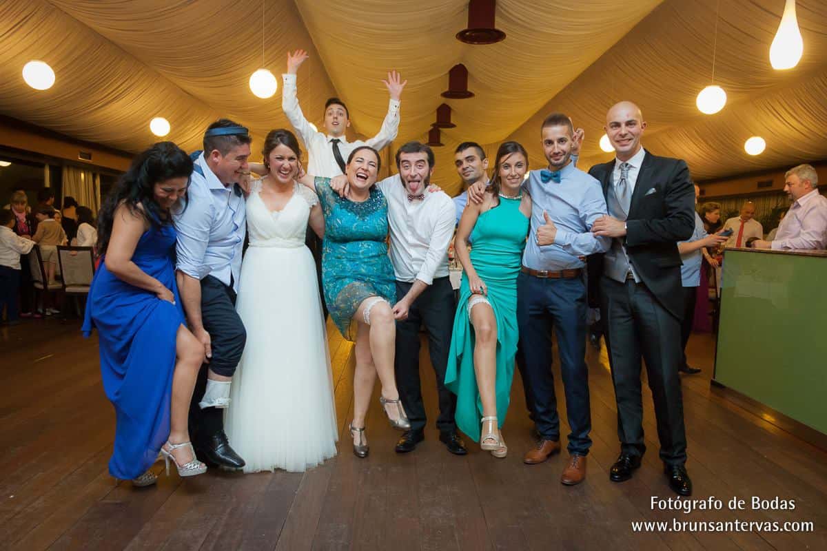 Momento ligas en la boda con espontaneo incluido.