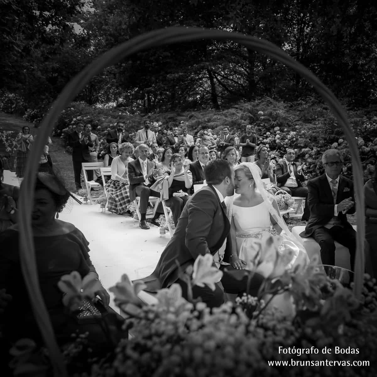 Momento romántico entre novios