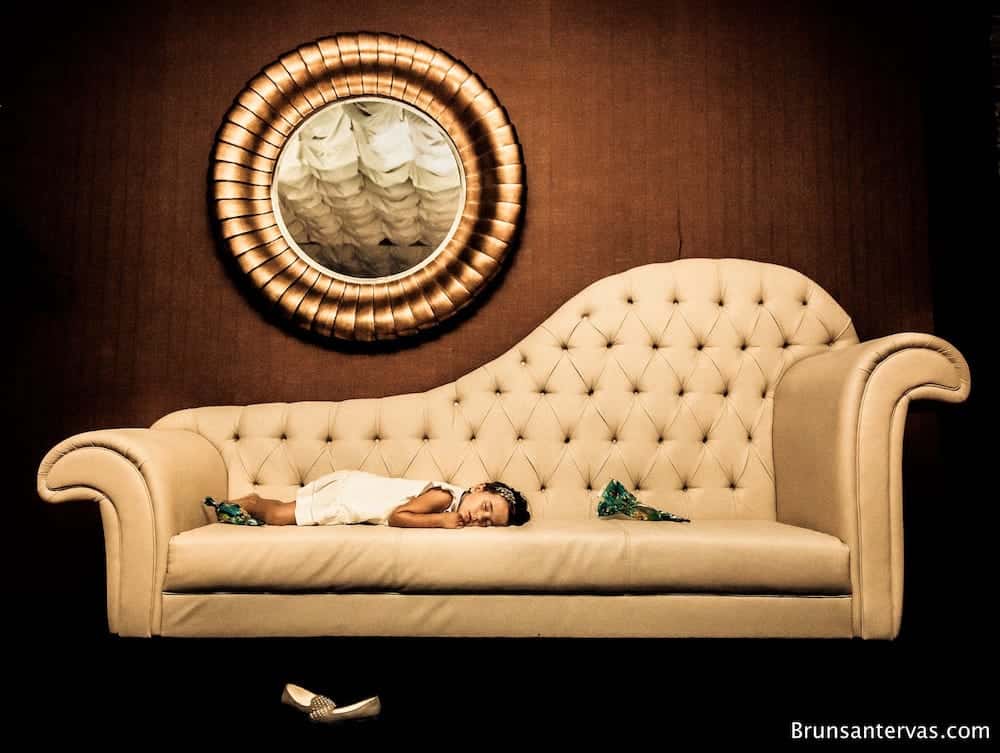 Niña durmiendo en sofa durante la boda