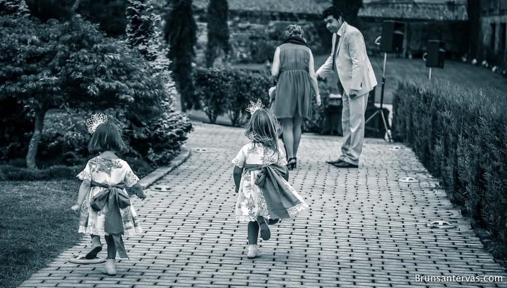 Niñas disfrutando de la llegada a la finca Batacos