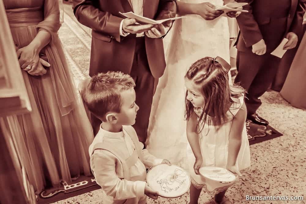 Niños repasando la entrega de arras y anillos.