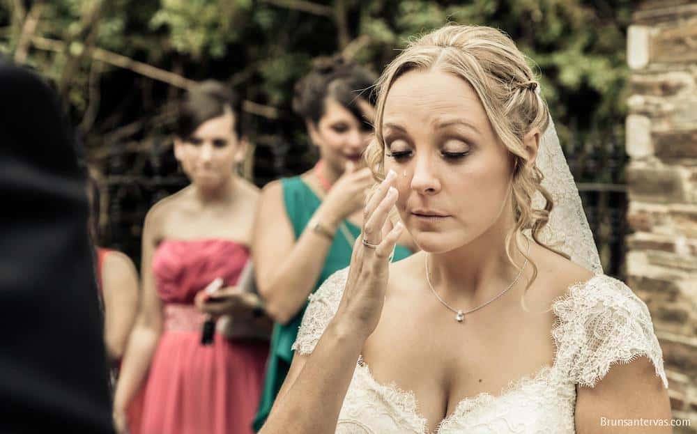 Novia a puntito de caerle la lágrima...