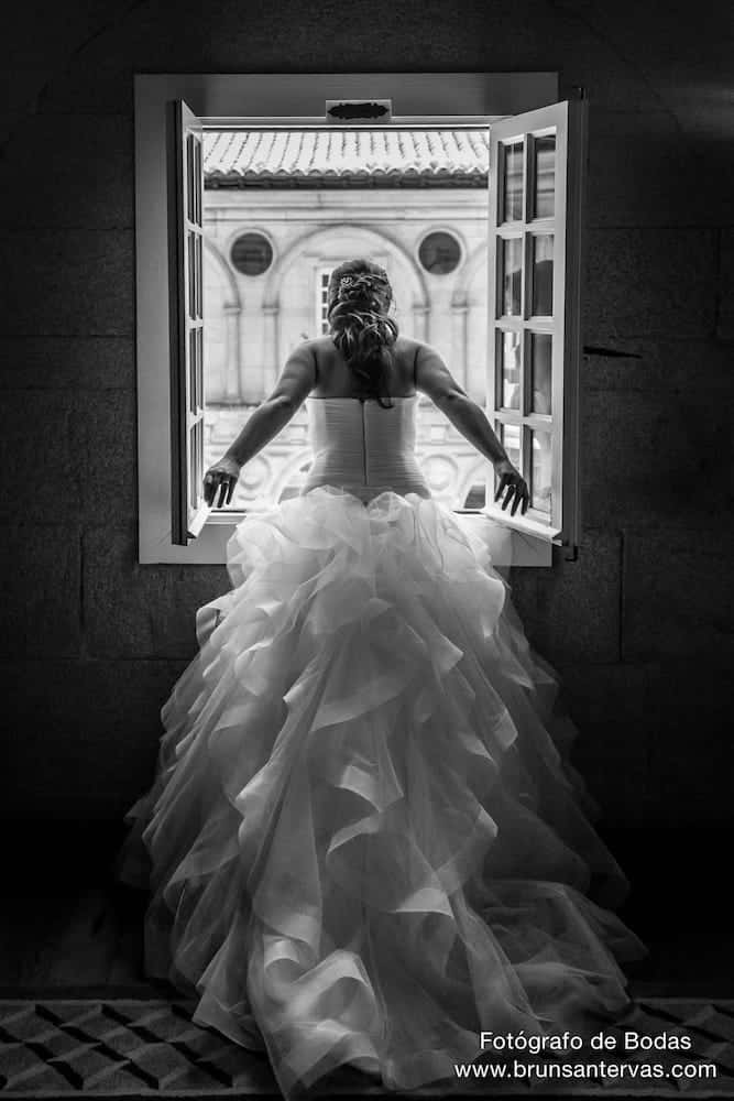 Novia blanco y negro en su boda posado brunsantervas