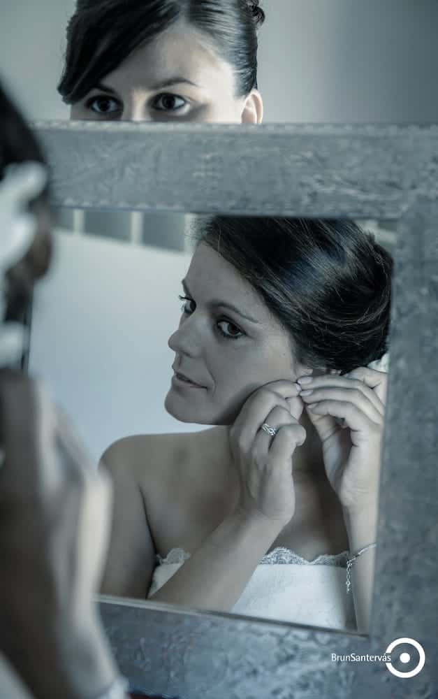 Novia colocándose los pendientes.
