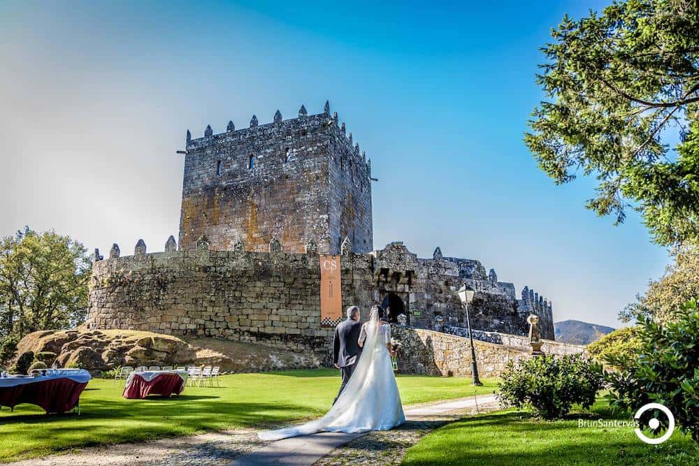 Novia de camino al Castillo de Soutomaior.