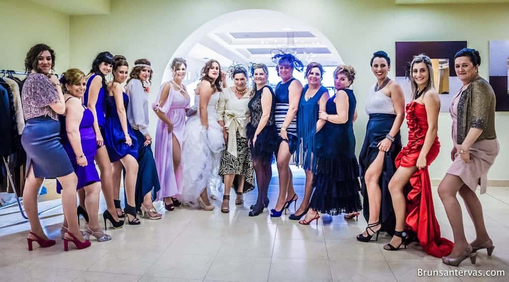 Novia e invitadas enseñando pierna.