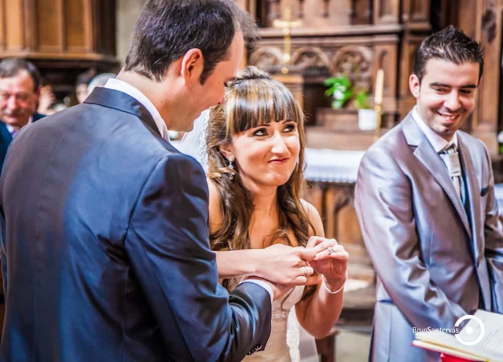 Novia intentado poner el anillo al novio.