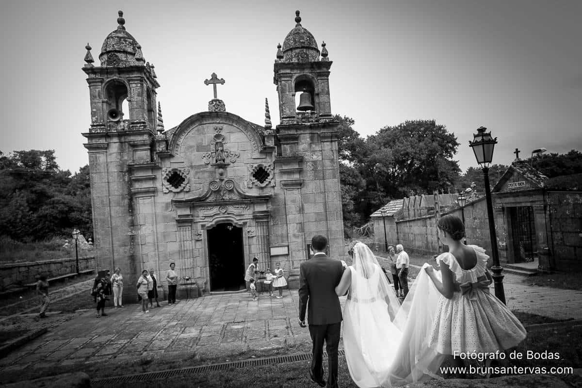 Novia llegando a la iglesia de Santa Maria de Darbo.