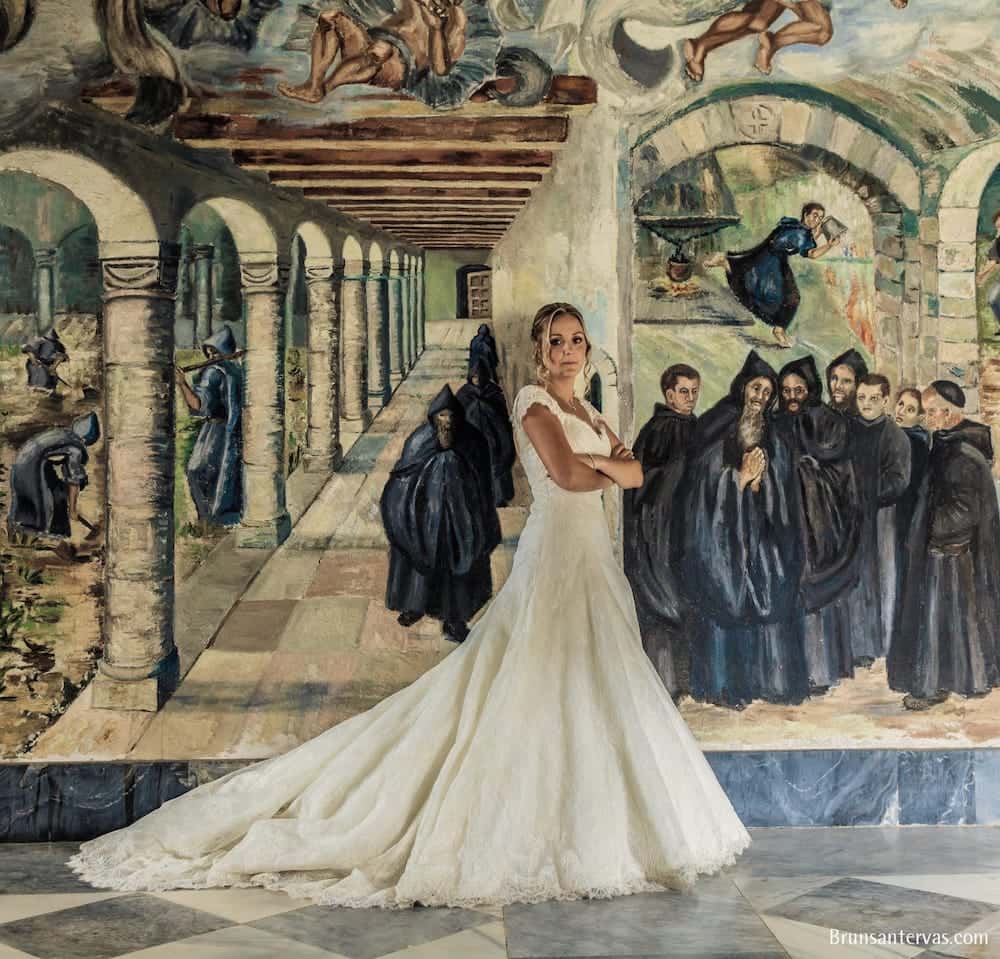 Novia posando con un mural.