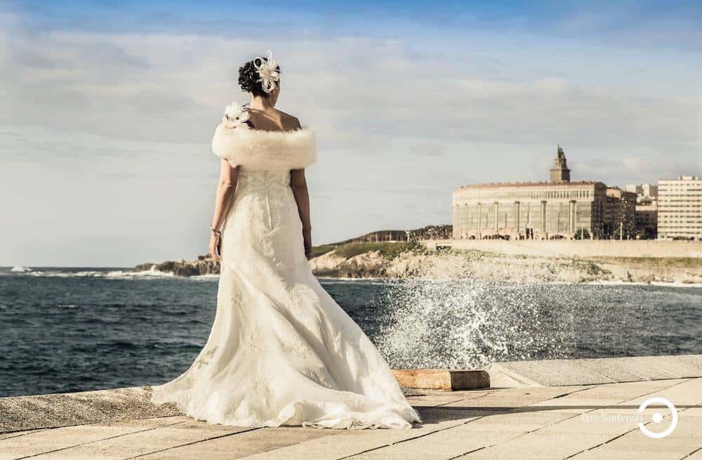 Novia posando en el paseo de Riazor en la Coruña.