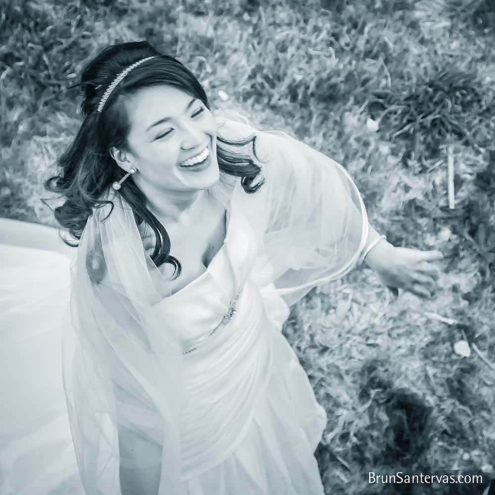 Novia posando sonriendo.