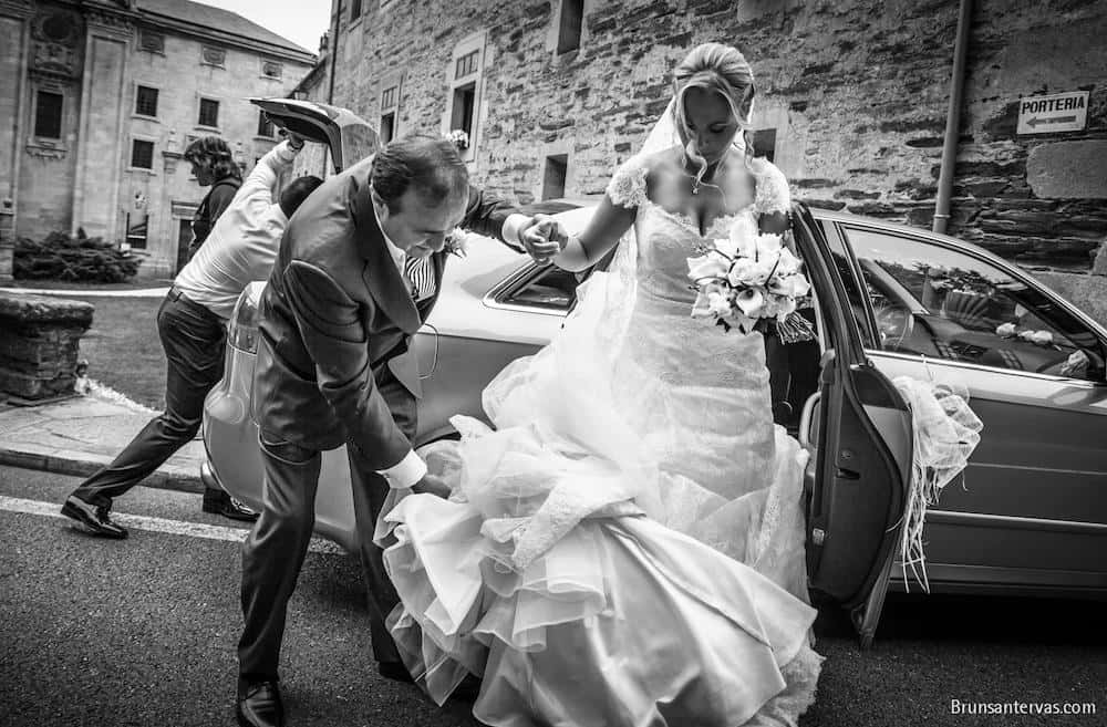 Novia saliendo del coche.