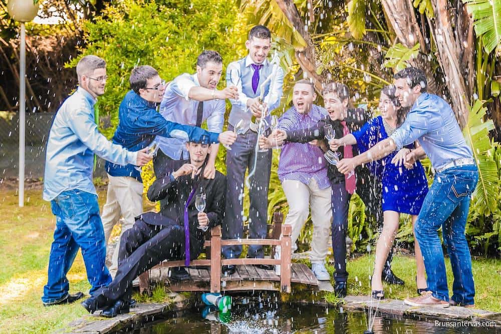 Novio brindando con invitados.