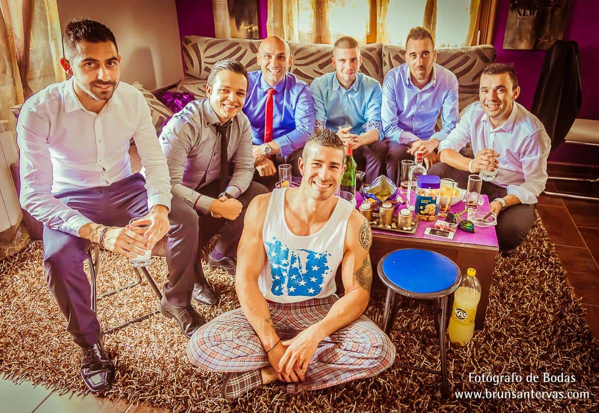Novio con amigos antes de empezar a vestirse .