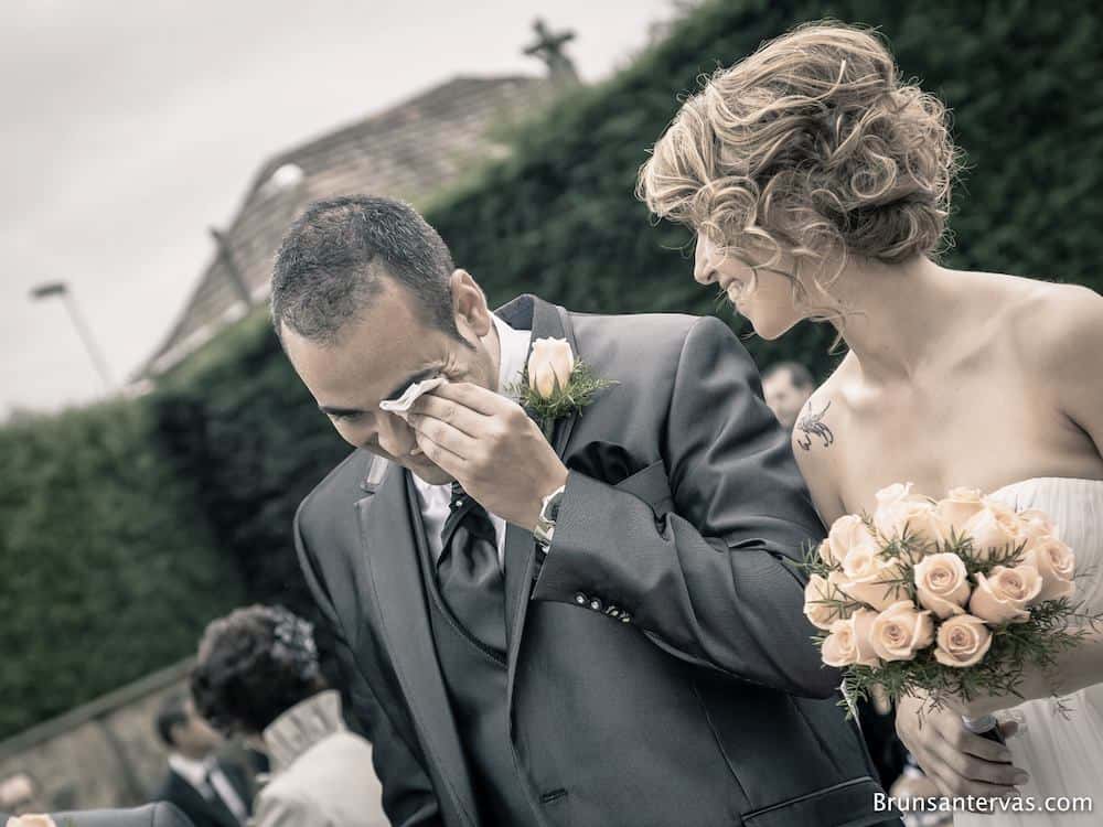 Novio emocionado al ver a la novia en el altar