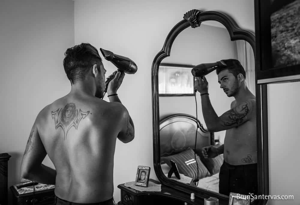 Novio frente al espejo peinándose.