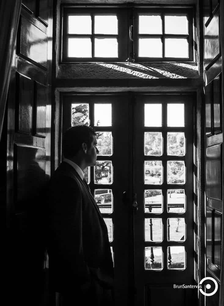 Novio mirando por la ventana.
