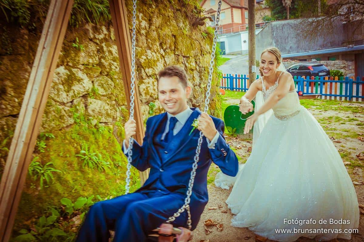 Novios descansando en el parque.