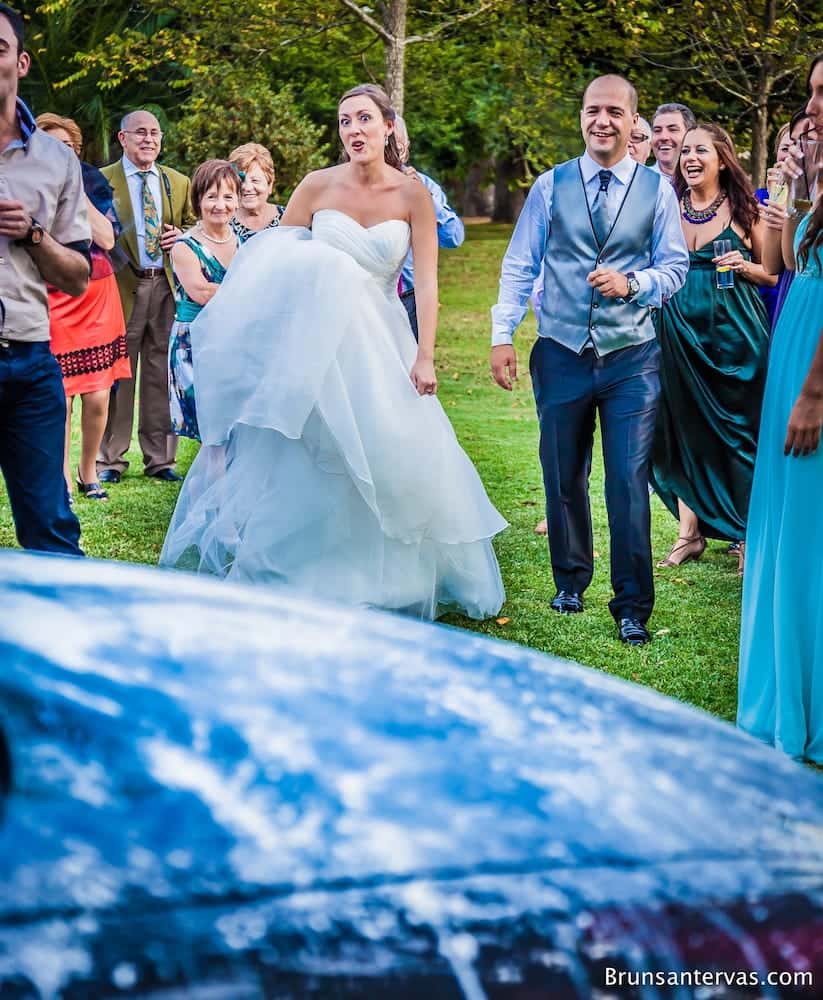 Novios descubriendo la decoración del coche .