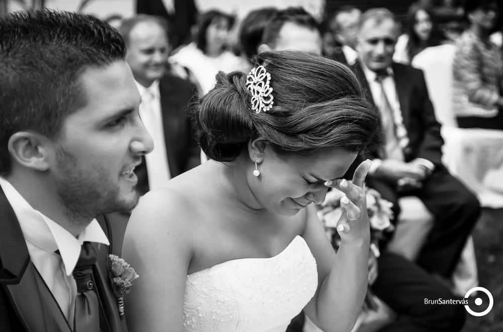 Novios emocionados durante la ceremonia.