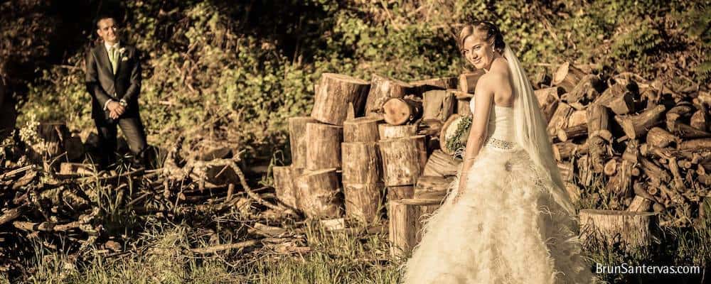 Novios en plena naturaleza.