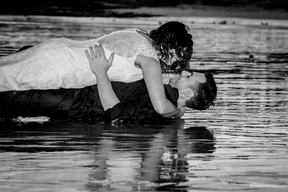 Novios en postboda acaban en el agua.