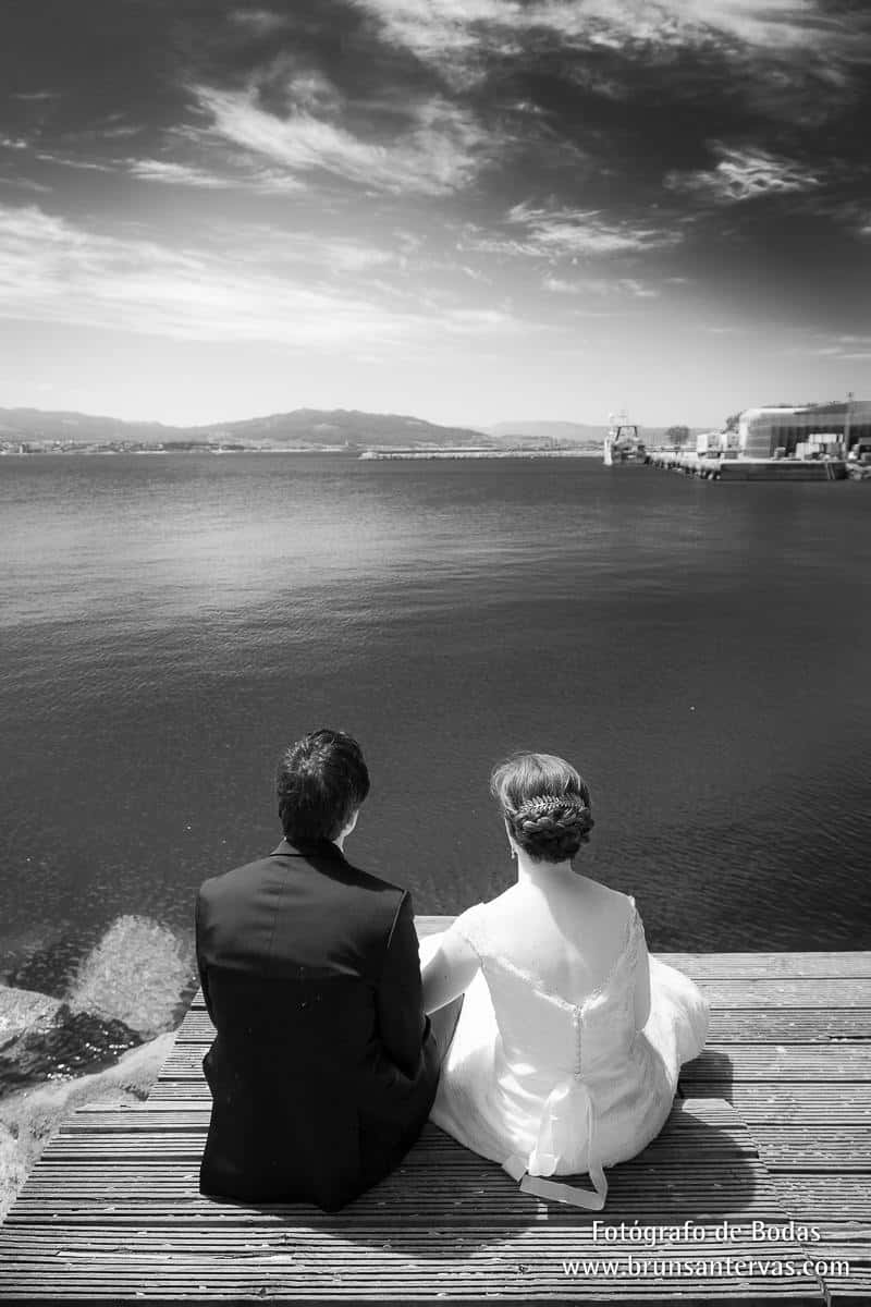 Novios mirando al horizonte.