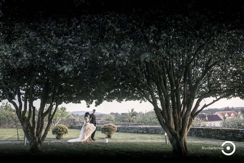 Novios paseando de camino al salón.