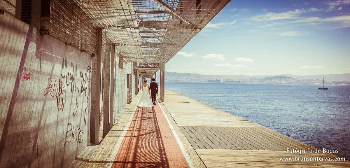 Novios paseando por el rompeolas de Cangas del Morrazo.