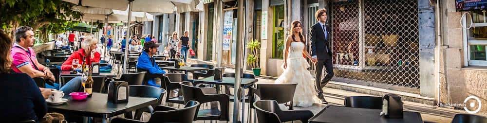 Novios paseando por la calle.