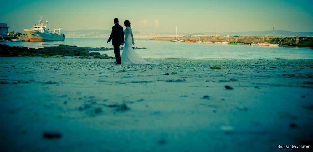 Novios paseando por la playa do Salgueiron.