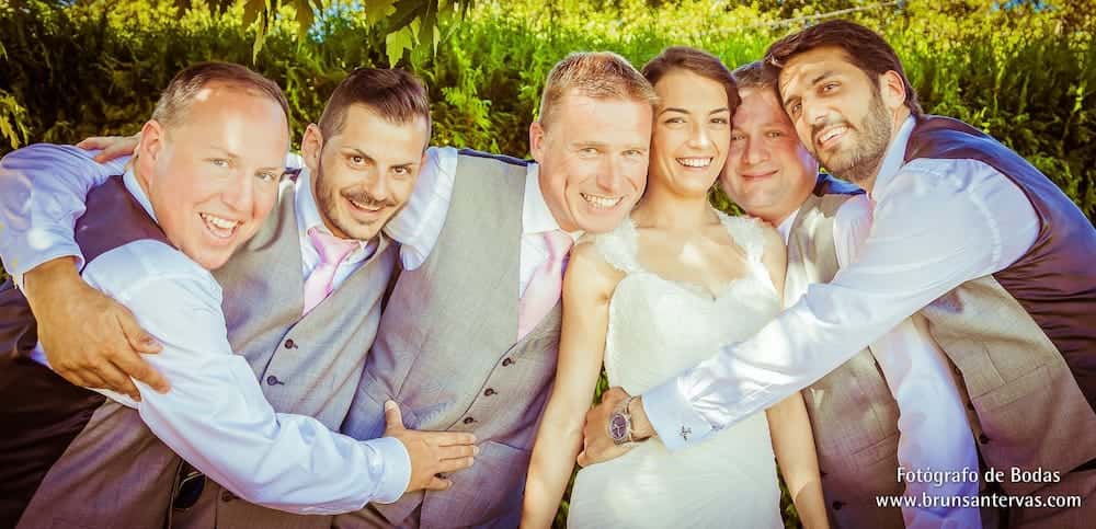 Novios posando con los testigos.