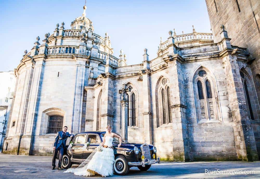 Novios posando en la catedral.