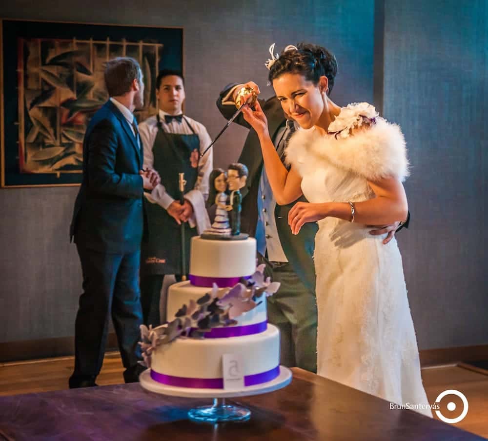 Novios preparándose para cortar la tarta.