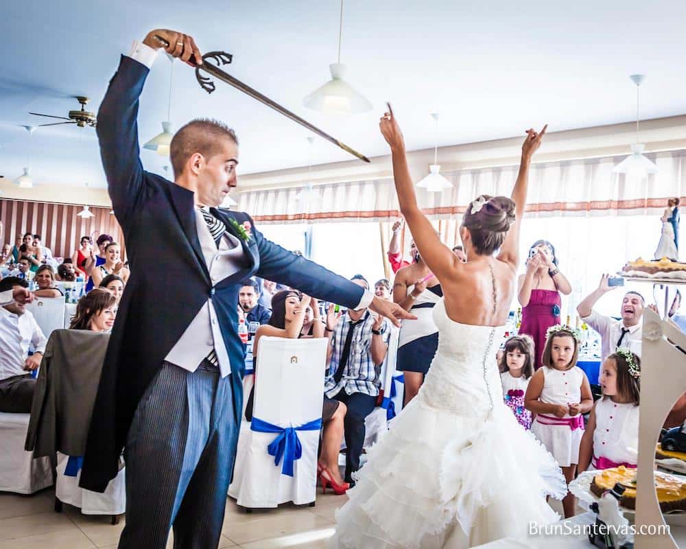 Novios preparándose para el corte de tarta