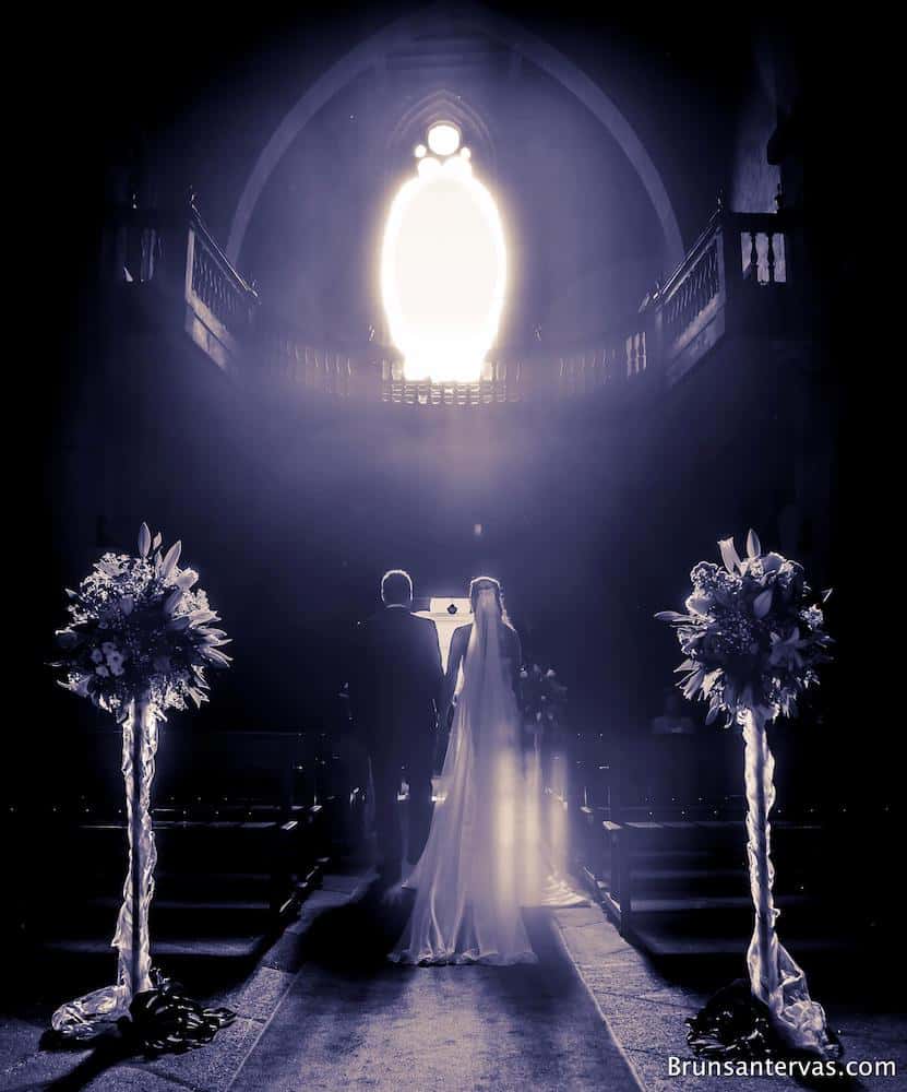 Novios saliendo de la iglesia