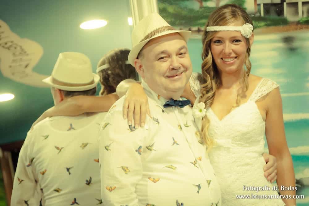 Orgulloso el padrino con su hija.