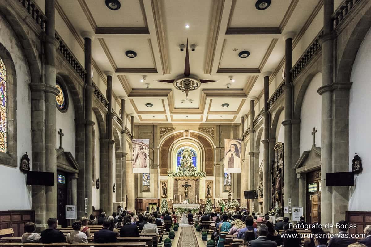 Panorámica de la iglesia en la boda