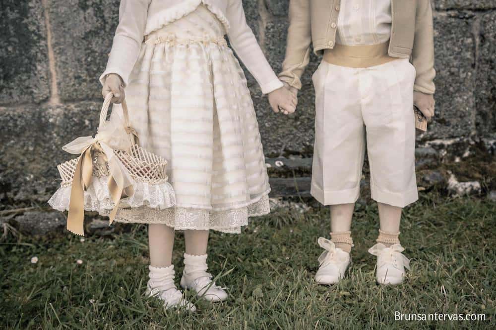 Pequeñines ayudando a los novios