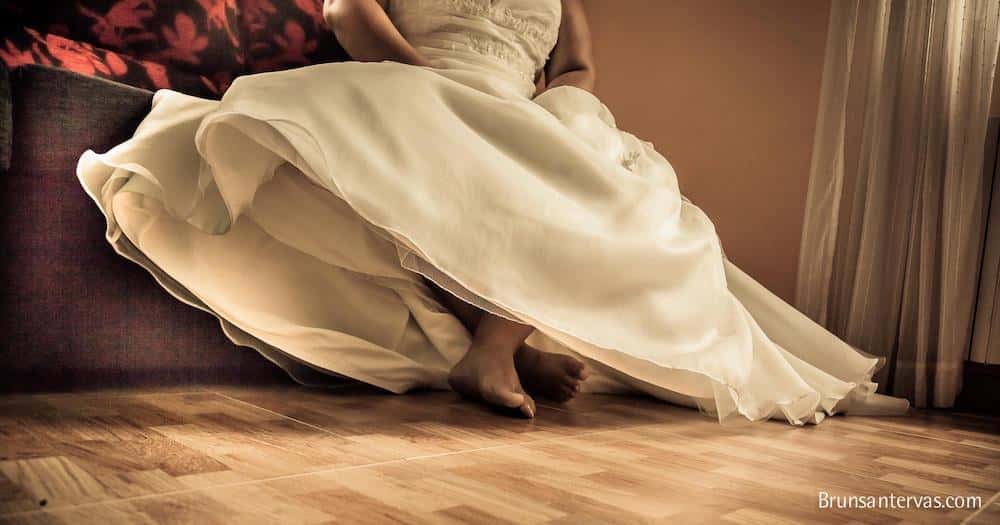 Pies desnudos de la novia