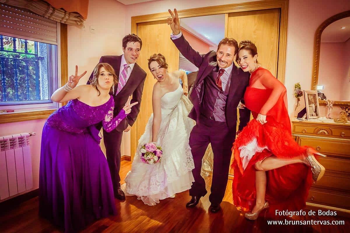 Posado divertido de la novia con su familia.