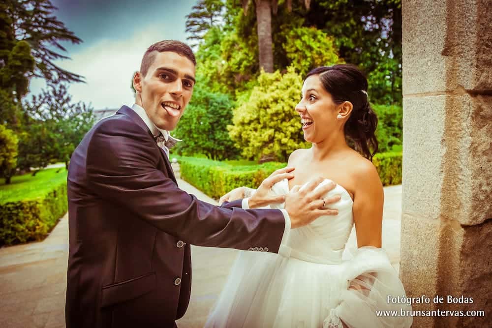 Posado divertido de los novios.