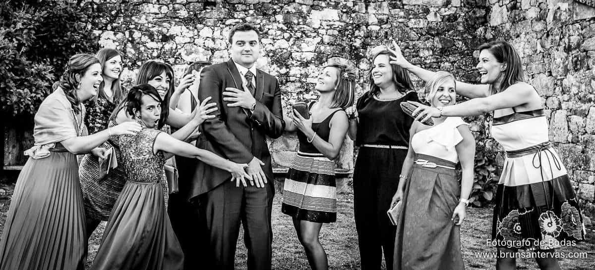 Posado divertido novio con las invitadas.