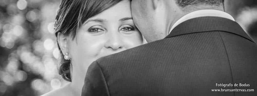 Posado en exterior de los novios.